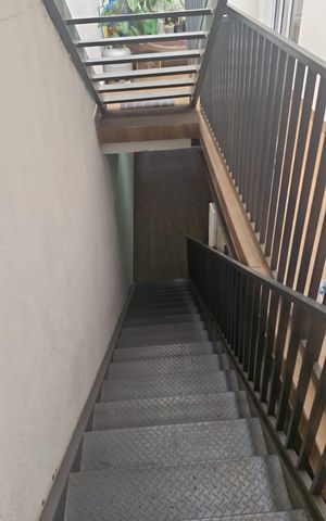 Casa à venda com 387m², 6 quartos e 2 vagas Casa à venda com 387m², 6 quartos e 2 vagasEscada