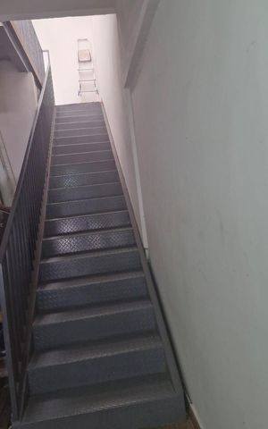 Casa à venda com 387m², 6 quartos e 2 vagas Casa à venda com 387m², 6 quartos e 2 vagasEscada