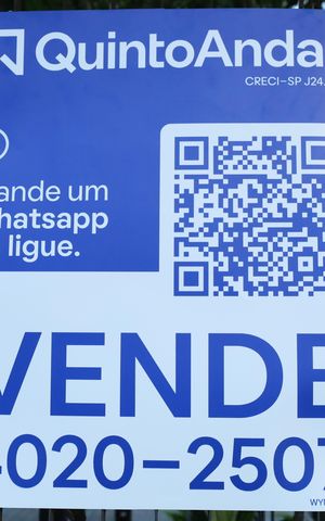 Apartamento à venda com 70m², 3 quartos e 1 vagaPlaca instalada na grade da fachada do condomínio - Código da placa: WYNY-1100