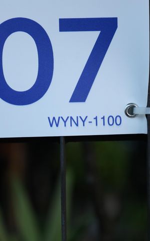 Apartamento à venda com 70m², 3 quartos e 1 vagaPlaca instalada na grade da fachada do condomínio - Código da placa: WYNY-1100