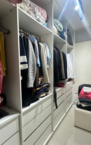 Casa de condomínio à venda com 200m², 4 quartos e 4 vagas Casa de condomínio à venda com 200m², 4 quartos e 4 vagasCloset da suíte