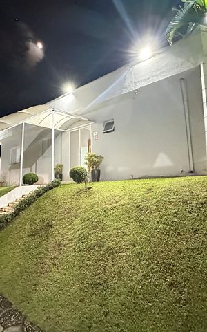 Casa de condomínio à venda com 200m², 4 quartos e 4 vagas Casa de condomínio à venda com 200m², 4 quartos e 4 vagasQuintal