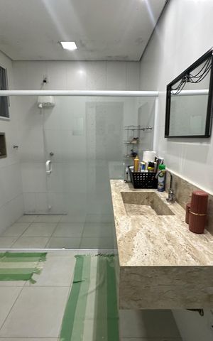 Casa de condomínio à venda com 200m², 4 quartos e 4 vagas Casa de condomínio à venda com 200m², 4 quartos e 4 vagasBanheiro da Suíte