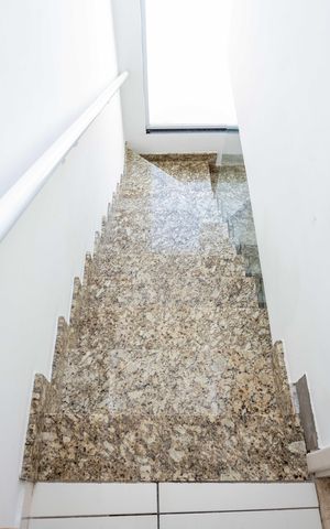 Casa à venda com 60m², 2 quartos e 1 vagaEscada