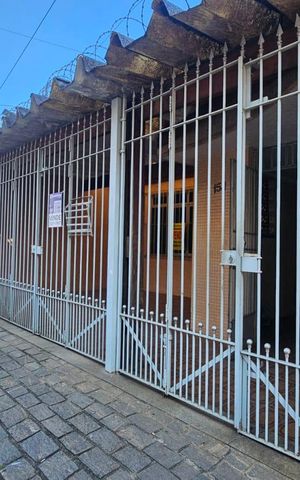 Casa à venda com 164m², 2 quartos e 2 vagas Casa à venda com 164m², 2 quartos e 2 vagasFachada