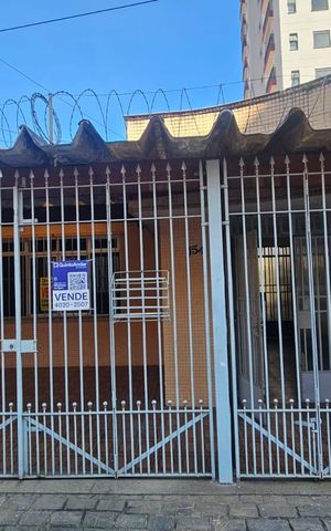 Casa à venda com 164m², 2 quartos e 2 vagas Casa à venda com 164m², 2 quartos e 2 vagasFachada