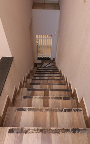 Casa à venda com 354m², 4 quartos e 6 vagasEscada para a Garagem