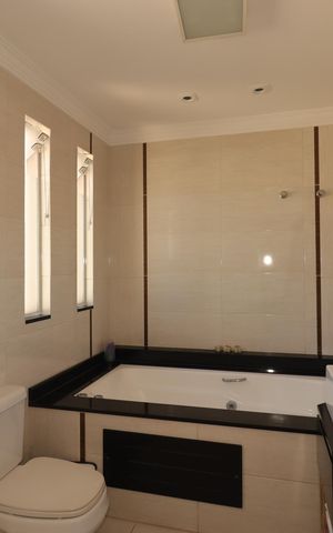 Casa à venda com 354m², 4 quartos e 6 vagasBanheiro da Suíte