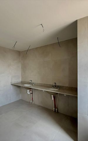 Apartamento à venda com 198m², 3 quartos e 3 vagas Apartamento à venda com 198m², 3 quartos e 3 vagasBanheiro Suíte 1