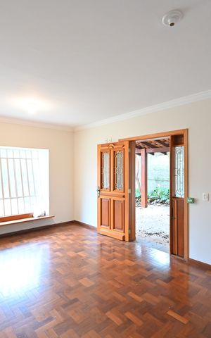 Casa à venda com 353m², 8 quartos e 7 vagasSala