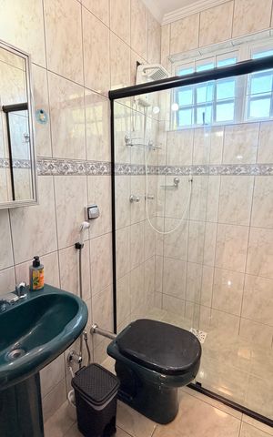 Casa à venda com 284m², 5 quartos e 5 vagasBanheiro Social