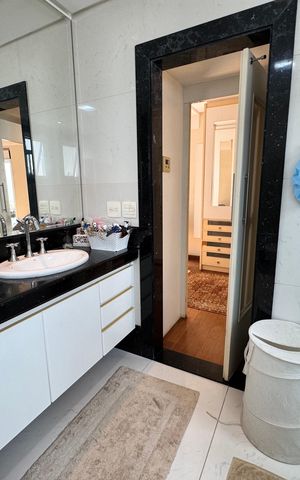 Casa de condomínio à venda com 450m², 4 quartos e 4 vagas Casa de condomínio à venda com 450m², 4 quartos e 4 vagasBanheiro Suite Master