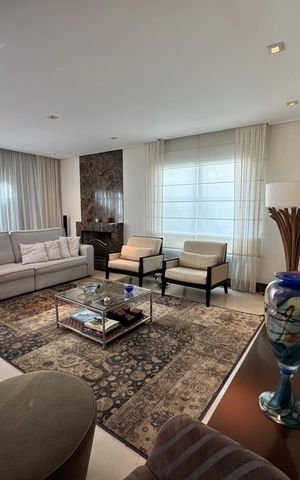 Casa de condomínio à venda com 450m², 4 quartos e 4 vagas Casa de condomínio à venda com 450m², 4 quartos e 4 vagasSala de TV