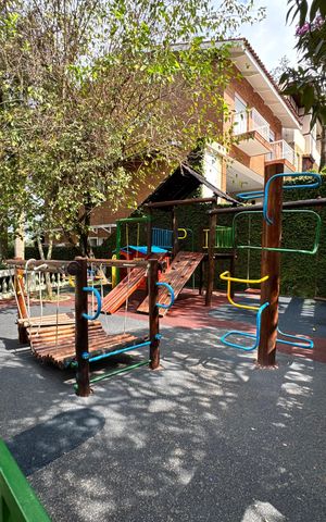 Casa de condomínio à venda com 450m², 4 quartos e 4 vagas Casa de condomínio à venda com 450m², 4 quartos e 4 vagasÁrea comum - Playground