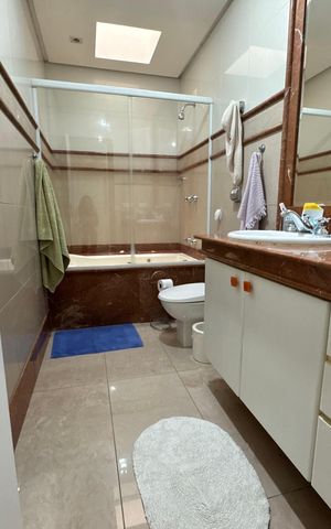 Casa de condomínio à venda com 450m², 4 quartos e 4 vagas Casa de condomínio à venda com 450m², 4 quartos e 4 vagasBanheiro Suite