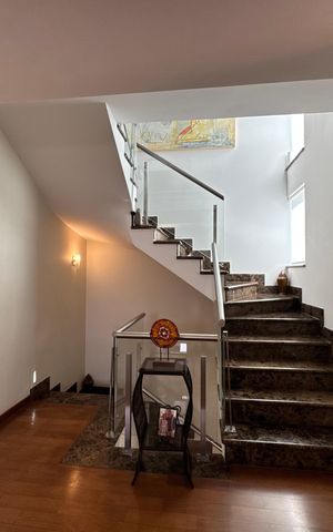 Casa de condomínio à venda com 450m², 4 quartos e 4 vagas Casa de condomínio à venda com 450m², 4 quartos e 4 vagasEscada