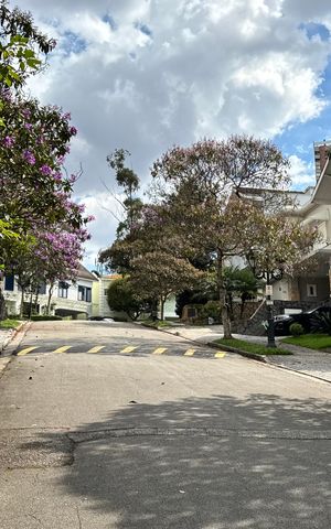 Casa de condomínio à venda com 450m², 4 quartos e 4 vagas Casa de condomínio à venda com 450m², 4 quartos e 4 vagasRua da casa