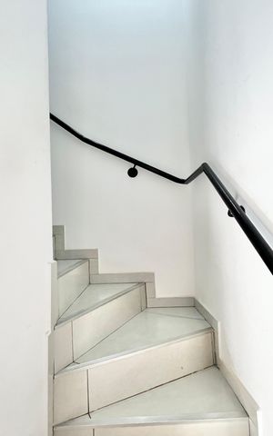 Casa de condomínio à venda com 52m², 2 quartos e 1 vaga Casa de condomínio à venda com 52m², 2 quartos e 1 vagaEscada