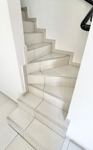 Casa de condomínio à venda com 52m², 2 quartos e 1 vaga Casa de condomínio à venda com 52m², 2 quartos e 1 vagaEscada