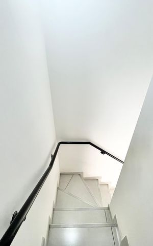Casa de condomínio à venda com 52m², 2 quartos e 1 vaga Casa de condomínio à venda com 52m², 2 quartos e 1 vagaEscada