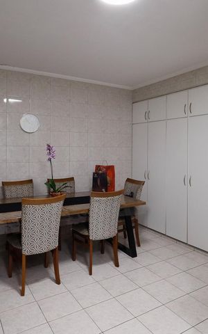 Casa à venda com 320m², 4 quartos e 3 vagas Casa à venda com 320m², 4 quartos e 3 vagasCozinha - Armários