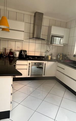 Casa à venda com 185m², 2 quartos e 2 vagas Casa à venda com 185m², 2 quartos e 2 vagasCozinha