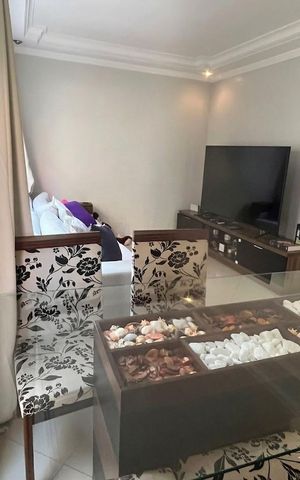 Casa à venda com 185m², 2 quartos e 2 vagas Casa à venda com 185m², 2 quartos e 2 vagasSala