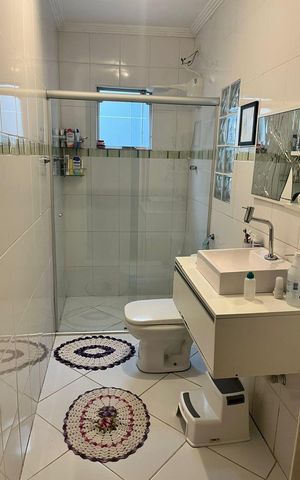 Casa à venda com 185m², 2 quartos e 2 vagas Casa à venda com 185m², 2 quartos e 2 vagasBanheiro