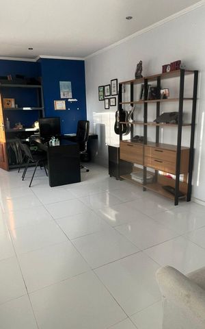 Casa à venda com 185m², 2 quartos e 2 vagas Casa à venda com 185m², 2 quartos e 2 vagasEscritório