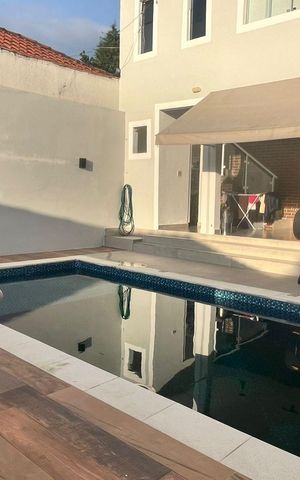 Casa à venda com 185m², 2 quartos e 2 vagas Casa à venda com 185m², 2 quartos e 2 vagasPiscina