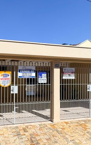 Casa à venda com 117m², 3 quartos e 2 vagas Casa à venda com 117m², 3 quartos e 2 vagasFachada