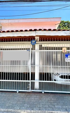 Casa à venda com 194m², 3 quartos e 2 vagas Casa à venda com 194m², 3 quartos e 2 vagasPlaca instalada na fachada do imóvel