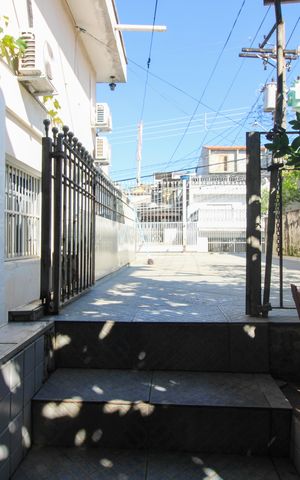 Casa à venda com 359m², 4 quartos e 2 vagas Casa à venda com 359m², 4 quartos e 2 vagasQuintal