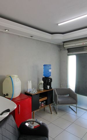 Casa à venda com 359m², 4 quartos e 2 vagas Casa à venda com 359m², 4 quartos e 2 vagasSalão Lateral
