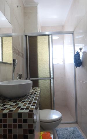 Casa à venda com 174m², 6 quartos e 2 vagasBanheiro - Casa 1