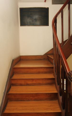 Casa à venda com 235m², 4 quartos e 5 vagasEscada