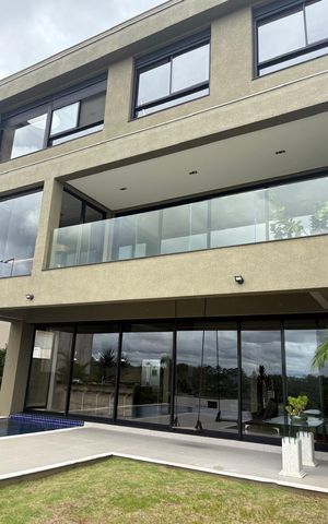 Casa de condomínio à venda com 615m², 5 quartos e 6 vagas Casa de condomínio à venda com 615m², 5 quartos e 6 vagasFachada