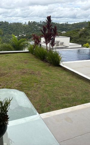 Casa de condomínio à venda com 615m², 5 quartos e 6 vagas Casa de condomínio à venda com 615m², 5 quartos e 6 vagasÁrea externa