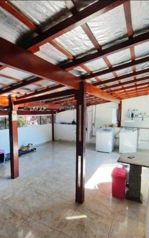 Casa à venda com 220m², 6 quartos e 3 vagas Casa à venda com 220m², 6 quartos e 3 vagasCasa 3