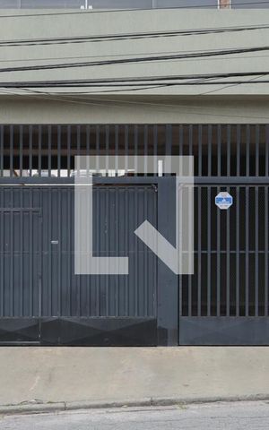 Casa à venda com 220m², 6 quartos e 3 vagas Casa à venda com 220m², 6 quartos e 3 vagasFachada