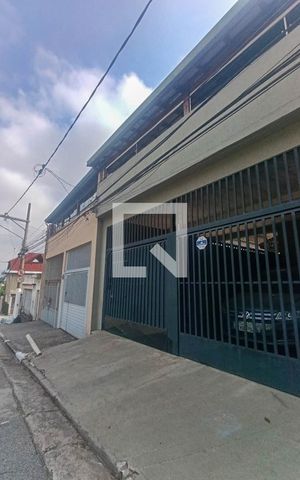 Casa à venda com 220m², 6 quartos e 3 vagas Casa à venda com 220m², 6 quartos e 3 vagasFachada