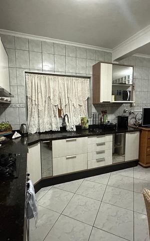 Casa para alugar com 120m², 4 quartos e 2 vagas Casa para alugar com 120m², 4 quartos e 2 vagasCozinha