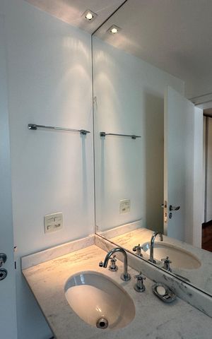 Apartamento à venda com 196m², 3 quartos e 3 vagas Apartamento à venda com 196m², 3 quartos e 3 vagasBanheiro da Suíte 2