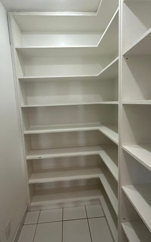 Apartamento à venda com 196m², 3 quartos e 3 vagas Apartamento à venda com 196m², 3 quartos e 3 vagasDespensa