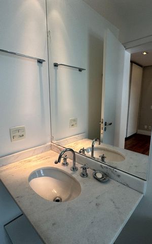 Apartamento à venda com 196m², 3 quartos e 3 vagas Apartamento à venda com 196m², 3 quartos e 3 vagasBanheiro da Suíte 2