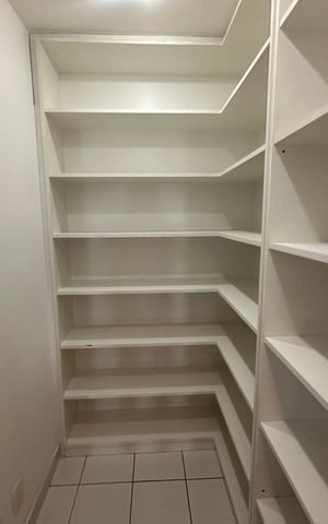 Apartamento à venda com 196m², 3 quartos e 3 vagas Apartamento à venda com 196m², 3 quartos e 3 vagasDespensa