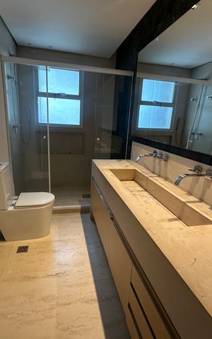 Apartamento à venda com 196m², 3 quartos e 3 vagas Apartamento à venda com 196m², 3 quartos e 3 vagasBanheiro da Suíte 1