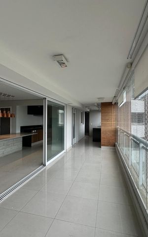 Apartamento à venda com 196m², 3 quartos e 3 vagas Apartamento à venda com 196m², 3 quartos e 3 vagasVaranda da Sala