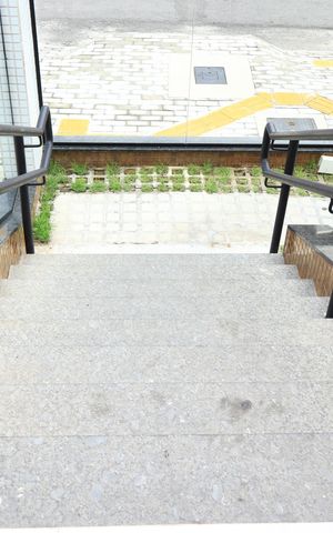 Studio para alugar com 30m², 1 quarto e sem vaga Studio para alugar com 30m², 1 quarto e sem vagaEscada