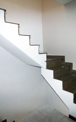 Casa à venda com 200m², 2 quartos e sem vagaSala - Escada
